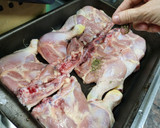 Foto del paso 2 de la receta: Como condimentar un pollo para cocinarlo a la parrilla