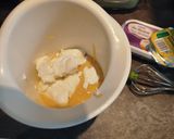 Foto del paso 3 de la receta: Postre de crema de queso y vainilla con pasas todo en frío