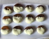 A picture of step 3 of Figs with white chocolate.