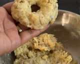 Foto langkah ke 4 dari resep Donat Pisang Wijen.
