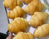 Foto langkah ke 4 dari resep Donat Bentuk Croissant.