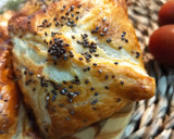 Foto del paso 2 de la receta: Saquitos de hojaldre con salchichas y queso 🥟🧀