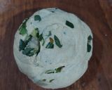 A picture of step 2 of Hara lehsan ka paratha.