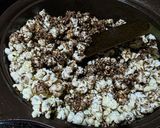 Foto langkah ke 4 dari resep Popcorn Karamel Cokelat.