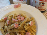 Casarecce con pesto di pistacchio e stelline di mortadella