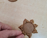 Foto del paso 4 de la receta: Pueblito de galletas de jengibre y canela 🏡🌳🌻⭐🌞🌜🏡