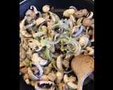 Une image de l'étape 2 de Crumble courgettes champignons oignons en croûte de parmesan aux amandes.