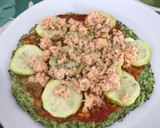 Foto del paso 5 de la receta: Pizza calabacín y salmón con base de brócoli en sartén