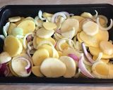 Sütőben sült tarja, burgonyával, hagymával, savanyú káposztával és bacon kockákkal recept fázis 1 fotója