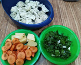 Foto langkah ke 1 dari resep Sop Bening Kembang Kol.