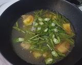 Hình bước làm 4 của món Canh Đuôi Cá Hồi Rau Muống/ Salmon fishtail soup w kangkung