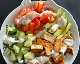 Foto del paso 4 de la receta: 🌱 Couscous con tofu marinado, aguacate, pepino y tomate con salsa de yogurt casera 🌱