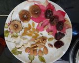 A picture of step 1 of Mix dryfruit milkshake.