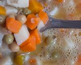 Foto del paso 2 de la receta: Tortilla salvadora con lata de jardinera 🥕 🥔 🫛Tortilla de papa, zanahoria y arvejas enlatadas 🥫 🥚
