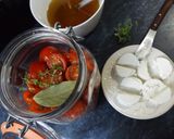 Foto del paso 2 de la receta Tomates marinados con queso de cabra