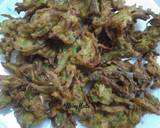 Onion-Capsicum Pakoras recipe step 3 photo