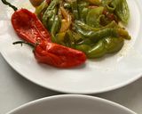 Foto del paso 8 de la receta: Bacalao skrei con gambones al ajillo, sobre cama de pimientos