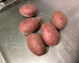 Une image de l'étape 2 de Poulet aux carottes, panais, petits pois et pommes de terre.
