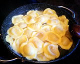 Foto del paso 1 de la receta: Ravioli de calabaza y cebolla caramelizada con salsa de tomate
