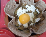 Foto del paso 4 de la receta: Cestitas integrales de huevo con cebolla, calabacín y rulo de cabra