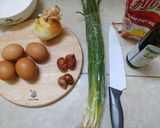 Hình bước làm 1 của món Trứng tráng hành