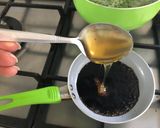 Foto del paso 3 de la receta: Arroz con camarones arvejas y salsa de soja