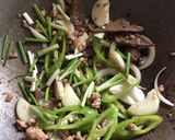 รูปขั้นตอนการทำที่ 3 ของ “ผัดพริกอ่อนหมูสับตับ+ไข่ดาว”