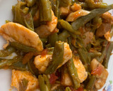 Foto del paso 5 de la receta: Judías verdes rehogadas con pollo champiñones y tomate frito