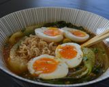 Une image de l'étape 8 de Ramyeon pak choi et œufs mollets.