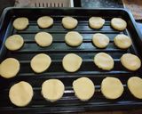 Foto del paso 3 de la receta: Galletitas de masa sablé decoradas con glassé (rima😆)