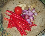 Foto langkah ke 1 dari resep Sambal goreng kentang dan telur ceplok sederhana.