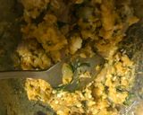 A picture of step 4 of Scrambled eggs and masala fries sandwich.