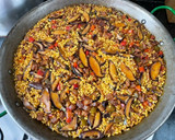 Foto del paso 7 de la receta: Chicharrones de secreto ibérico con setas y arroz en paella