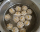 Foto langkah ke 2 dari resep Sup Bola Ayam Wortel.