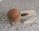 Foto del paso 1 de la receta: Cómo abrir un coco maduro