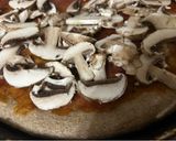 Foto del paso 1 de la receta: Pizza de hongos Portobellos y rúcula sobre masa integral