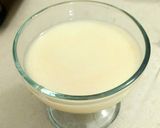 Foto langkah ke 3 dari resep Puding Susu Strawberry.