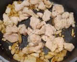 Foto del passaggio 3 della ricetta Bocconcini di pollo allo champagne con zafferano