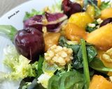 Foto del paso 5 de la receta: Ensalada templada con fruta de temporada y almendra a la miel