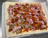 Une image de l'étape 6 de Pizza jambon tomate artichaut champignons emmental et mozzarella.
