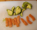 Foto del paso 4 de la receta: Falso sushi de pepino, salmón y atún