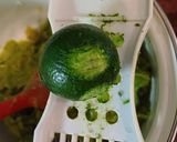 Hình bước làm 1 của món Guacamole