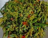 Foto langkah ke 5 dari resep Tumis Pakis Bunga Pepaya Ala Manado.