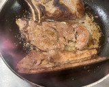 Foto del paso 3 de la receta: Chuleta de res con salsa de chile pasilla y pimiento verde