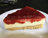 Foto del paso 4 de la receta: Tarta de queso 🧀 con mermelada de fresa 🍓 o frambuesa