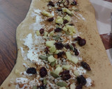 Foto del paso 5 de la receta: Rosca de reyes rellena de frutos secos glaseada de queso crema