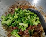 Foto langkah ke 4 dari resep Brokoli Sapi Lada Hitam.
