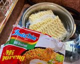 Foto langkah ke 1 dari resep Indomie Goreng Nyemek Sosis Bakso.
