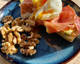 Foto del paso 5 de la receta: Tostada de aguacate, jamón y huevo poché para el desayuno
