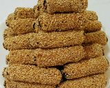 صورة لخطوة 15 من وصفة اصابع التمر بالسمسم طعم ولا ارروع 😋😋😋